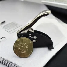 Sello seco dorado logo 1